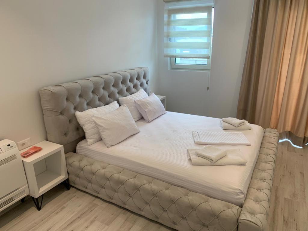 Delfin Apartments Sarandë Eksteriør bilde