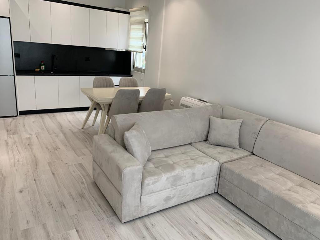 Delfin Apartments Sarandë Eksteriør bilde