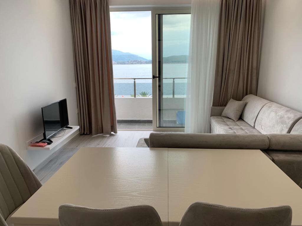 Delfin Apartments Sarandë Eksteriør bilde