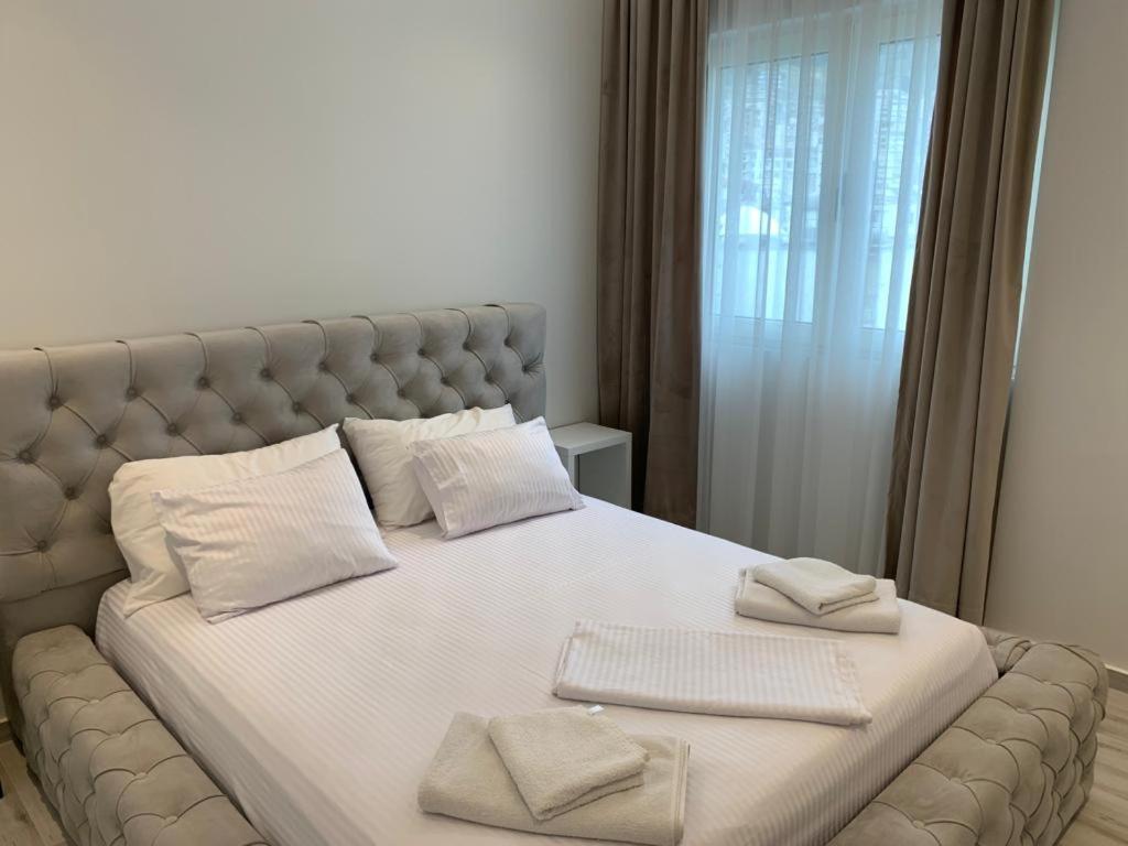 Delfin Apartments Sarandë Eksteriør bilde